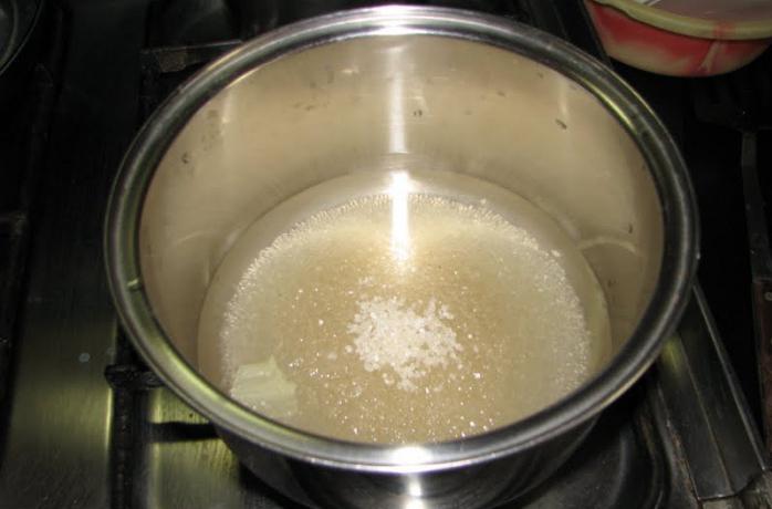 В кипящую воду можно налить растительное масло. Сахарный сироп в сотейнике. Кастрюля для варки сахарного сиропа. Приготовление сахарного сиропа. Сахар в кастрюле.