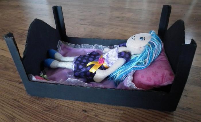 самодельная кровать для куклы
