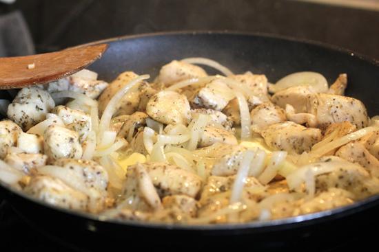 приготовить курицу в сметанном соусе