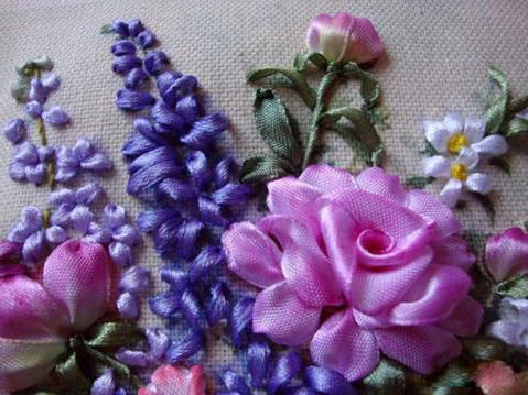 Как вышивать лентами цветы. Вышивка лентами для начинающих пошагово. Фото