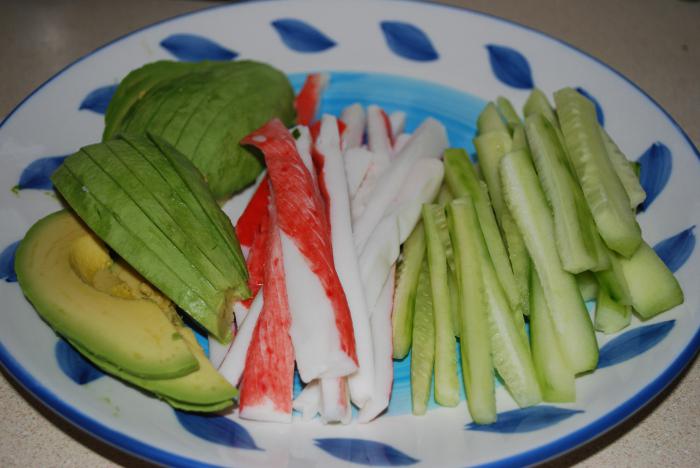 салат с авокадо и крабовыми палочками и кукурузой