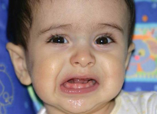 как помочь ребенку когда режутся первые зубы