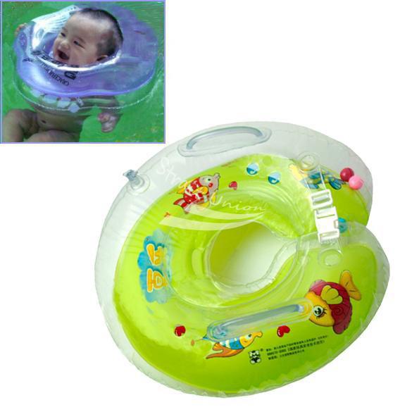 купание младенца с кругом на шее