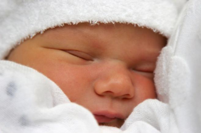 Сколько должен спать ребенок до 1 месяца, как часто кушают новорожденные?