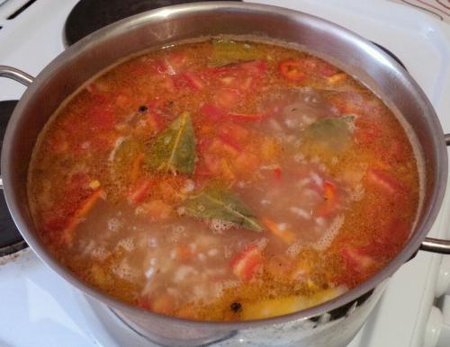 Суп килька в томатном соусе с вермишелью