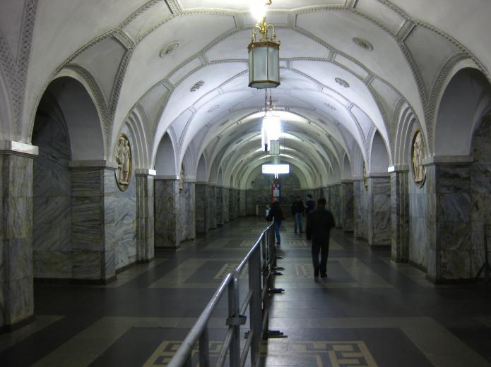 ближайшая станция метро к парку горького
