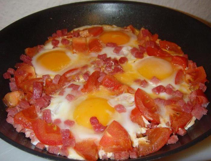 Вкусная яичница с помидорами и колбасой