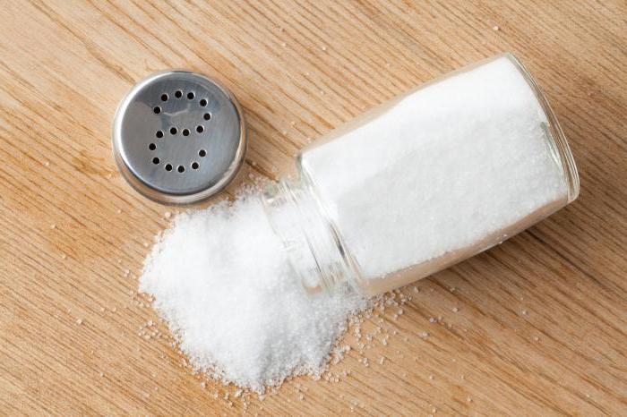 рассыпанная соль на столе