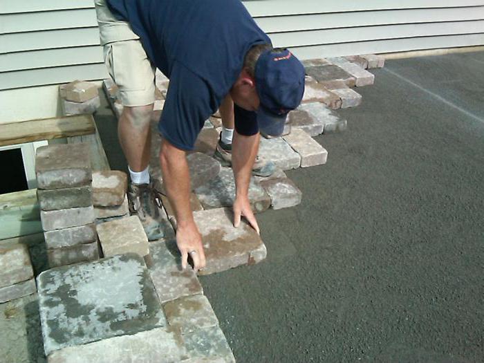 укладка тротуарной брусчатки на бетонное основание
