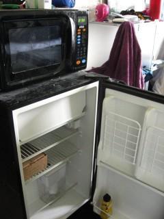 Можно ли ставить микроволновку на холодильник сверху. Микроволновка сверху холодильника. Микроволновая печь на холодильнике. Холодильник сверху микроволновая печь. Холодильник 150 см и микроволновка сверху.