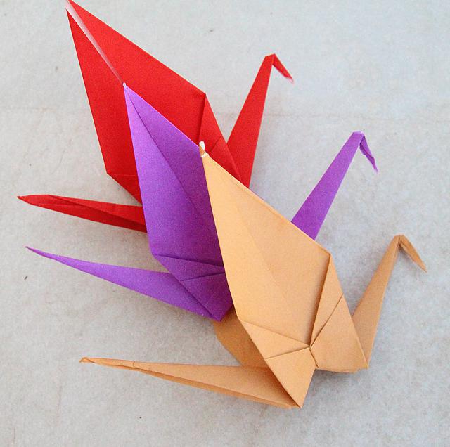 Оригами журавлик простой способ. Журавлик Цуру. Японский Журавлик Цуру оригами. Журавль Цуру оригами. Японские Журавлики из бумаги.