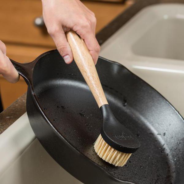 как прокалить чугунную сковороду перед первым применением