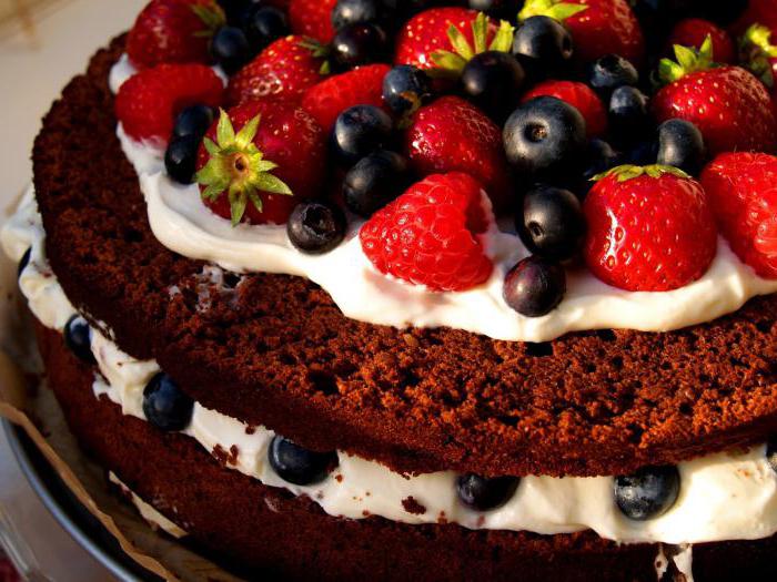 торт с кремом и ягодами