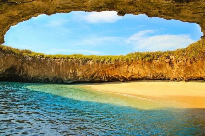 Скрытый пляж на островах Мариетты в Мексике