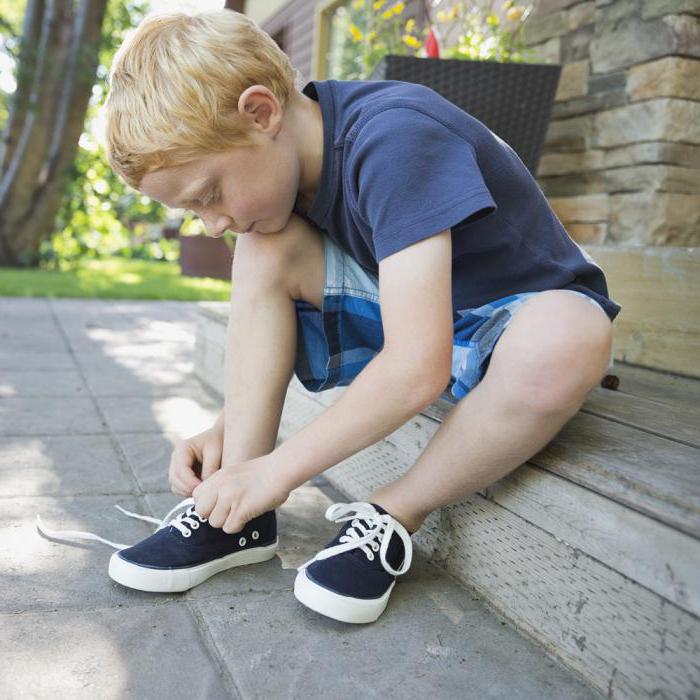 Как научить ребенка завязывать шнурки поэтапно