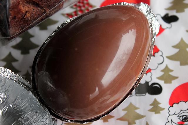 Открыть Киндер-сюрпризы и Как склеить шоколадное яйцо. Как открыть Киндер Сюрприз и закрыть? Оригинальный подарок для ваших близких