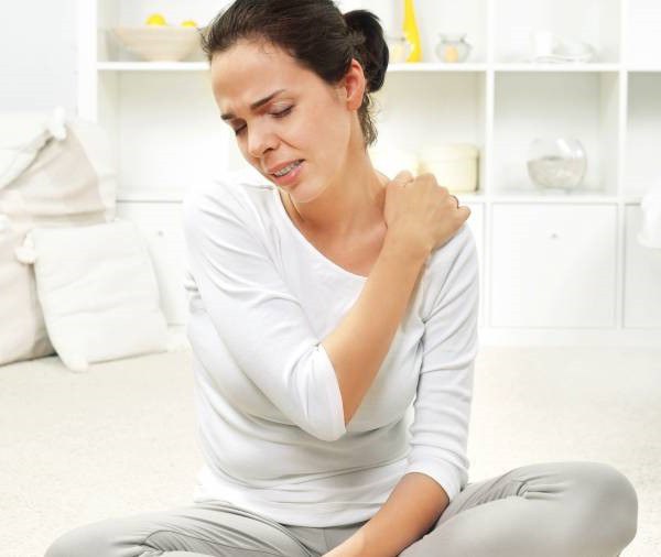 боли в шее и плечах причины лечение 