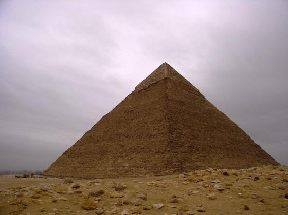 кто построил пирамиды