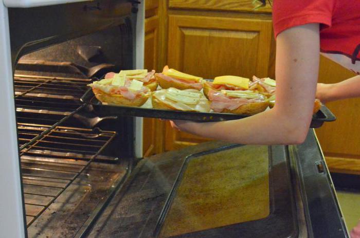 бутерброды в духовке с колбасой и сыром