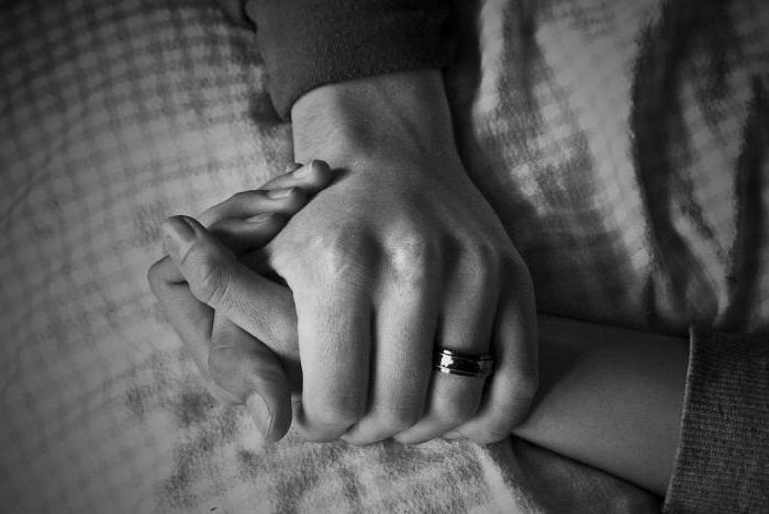 парень и девушка держатся за руки