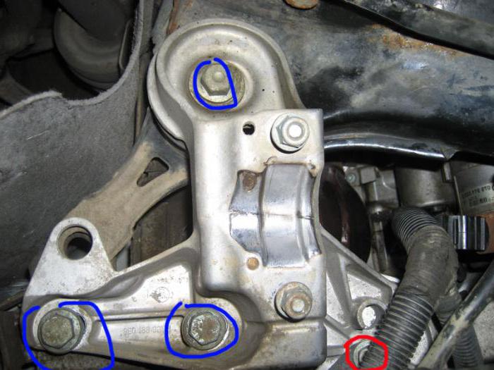 замена правой подушки двигателя