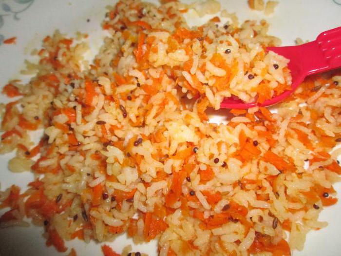 рис с луком и морковью на сковороде