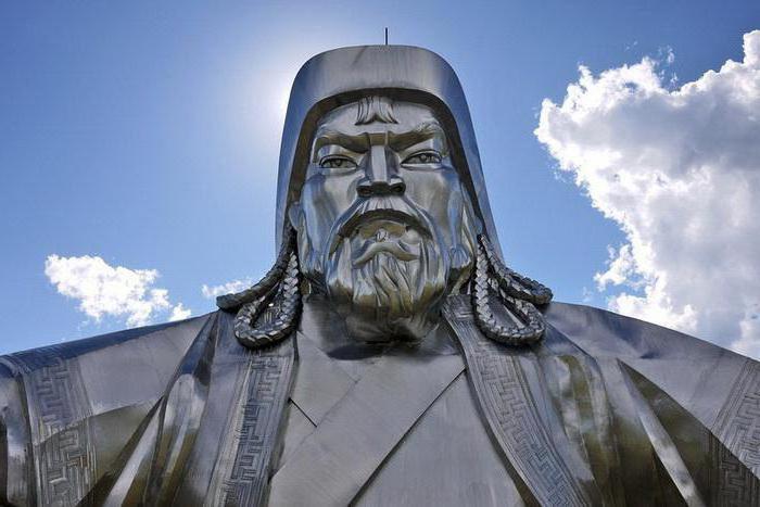 памятник чингисхану в монголии фото