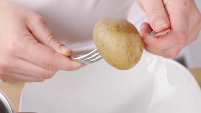 как быстро почистить маленькую молодую картошку