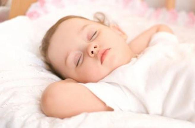 у спящего ребенка приоткрыты глаза