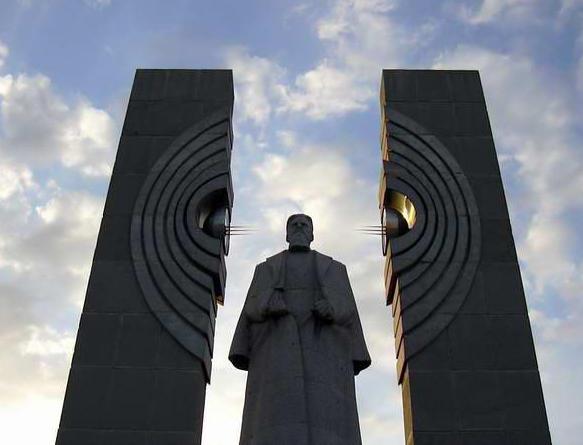памятник курчатову челябинск
