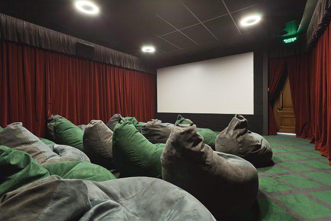 необычные кинотеатры москвы с диванами