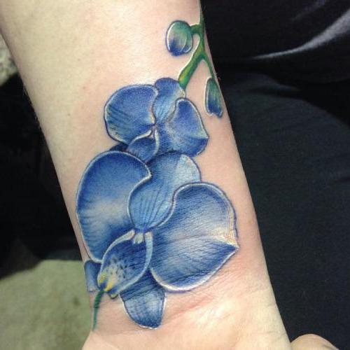 татуировка цветок на запястье