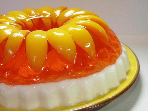 сметанный десерт с желатином и фруктами