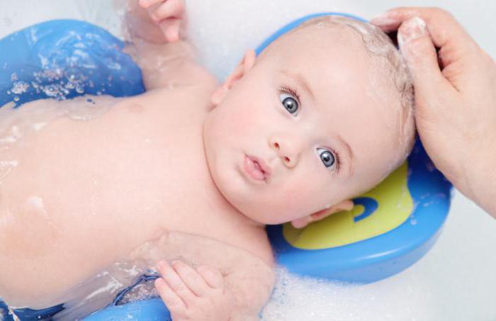 Как правильно купать новорожденного в ванночке
