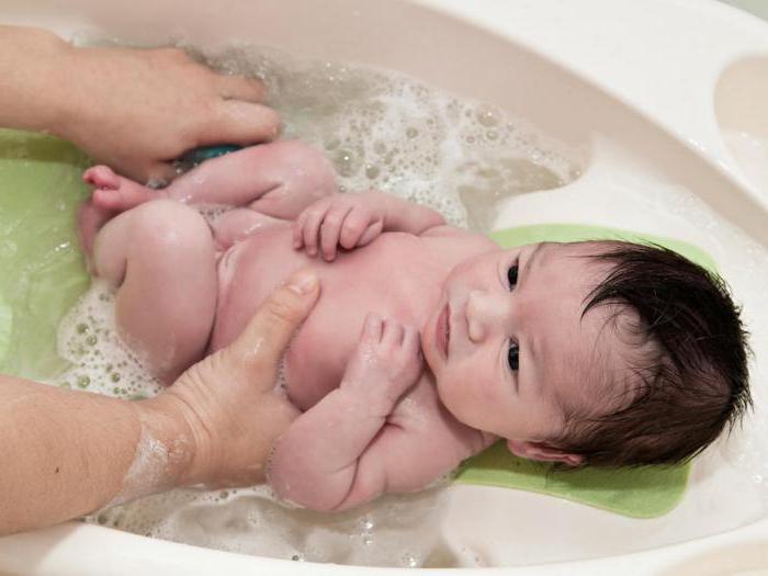 Как правильно купать новорожденного ребенка мальчика