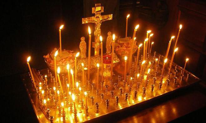 поминальные свечи в церкви 