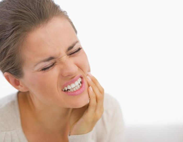 почему сводит нижние зубы 
