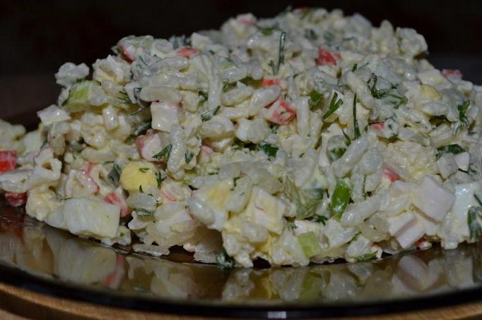 Постный салат с крабовыми палочками и рисом