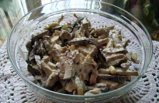 вкусный салат с сушеными грибами