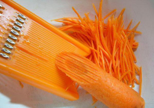 салат из кальмар корейская морковь сухарики