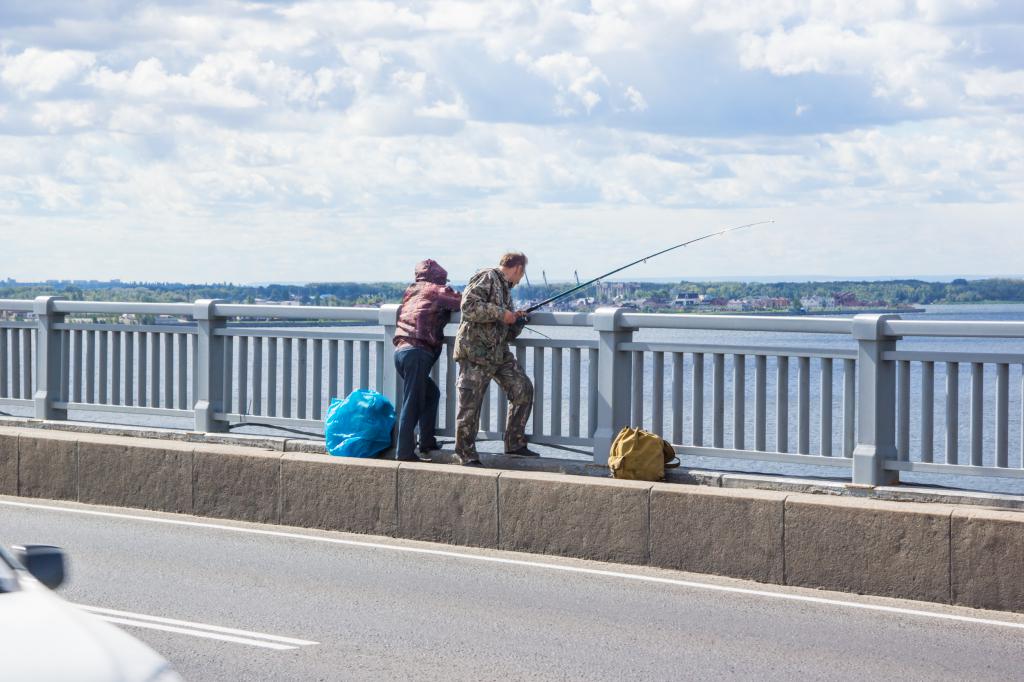 Рыбалка в Саратове на мосту