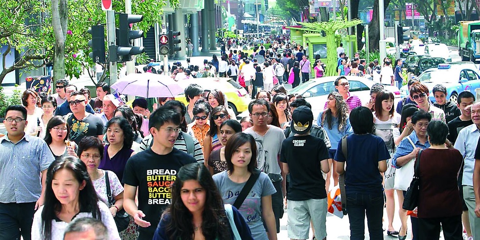 Люди на улице в Сингапуре