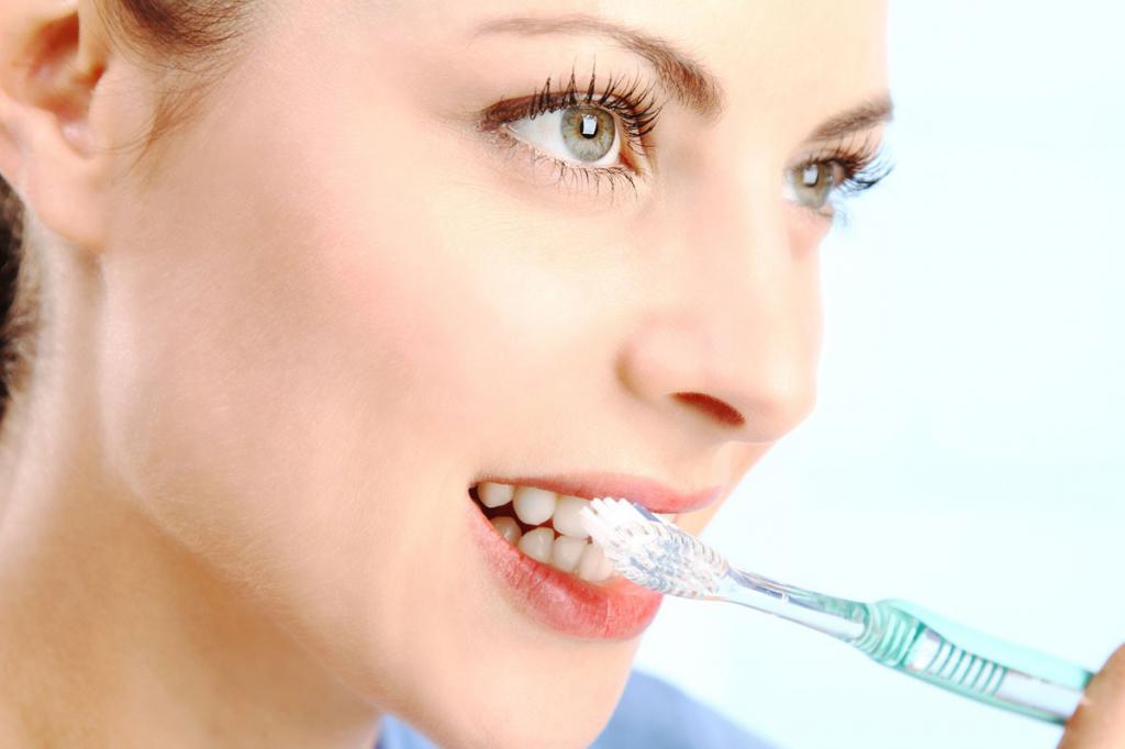 Болезненность при чистке зубов