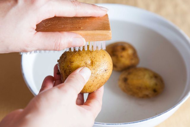 Как очистить картошку правильно
