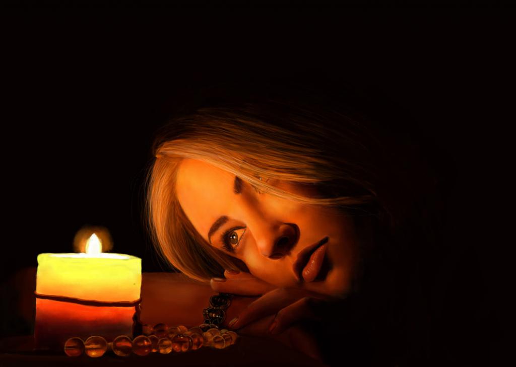 девушка смотрит на свечу