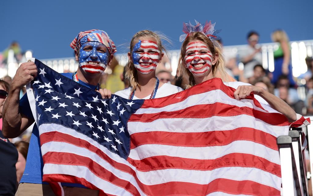 американцы держат национальный флаг