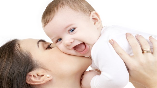 мама целует счастливого малыша