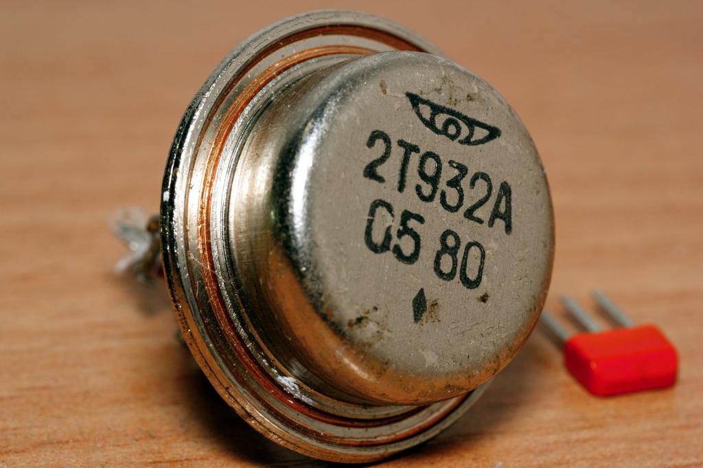Полупроводник 6 букв на т. Транзистор 2т932а. 2т932а. 2t932. Полупроводниковый транзистор.