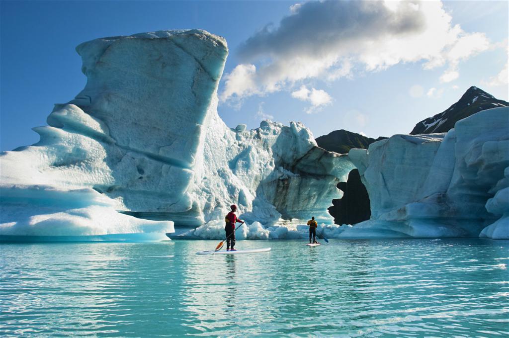 коренные жители аляски на фоне ледника