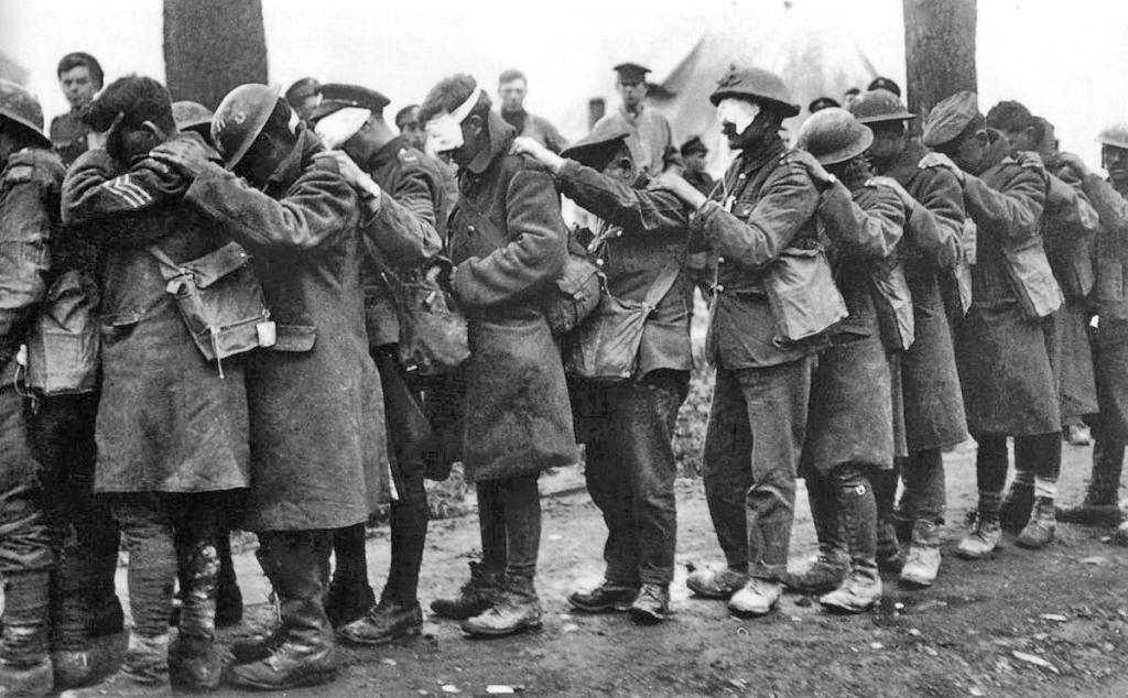 Британские солдаты после газовой атаки